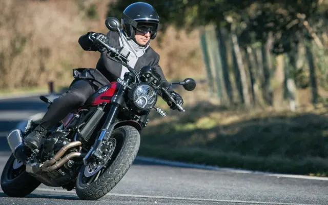 Benelli Leoncino 500 Benelli Leoncino 500 riding