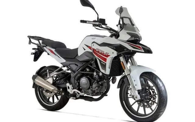 Benelli TRK 251 Benelli TRK 251 front right