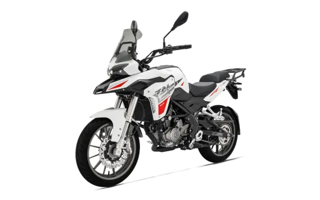 Benelli TRK 251 Benelli TRK 251 left
