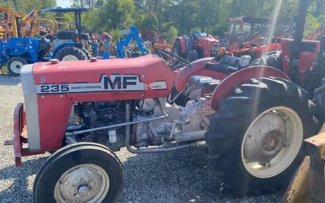 Massey Ferguson MF 235 Massey Ferguson MF 235 side
