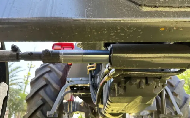 Massey Ferguson MF 375 Massey Ferguson MF 375 hydraulic cylinder