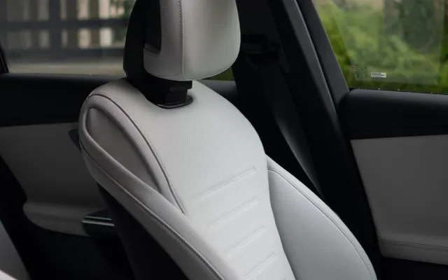 Mercedes-Benz C-Class Mercedes-Benz C-Class front seats